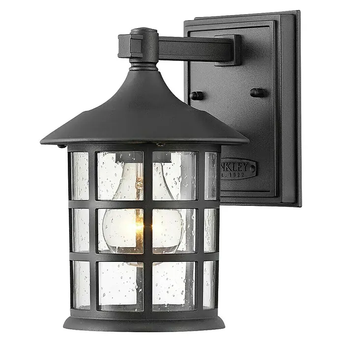 Elstead Außenwandleuchte Freeport - 60 W, 18,5 x 23,8 x 23,8 cm, Schwarz, IP44 - Diese Außenwandleuchte in Schwarz ist mit einem klaren, strukturierten Glasschirm und einem dekorativen Dach ausgestattet. Sie sorgt für eine stilvolle Beleuchtung im Außenbereich.