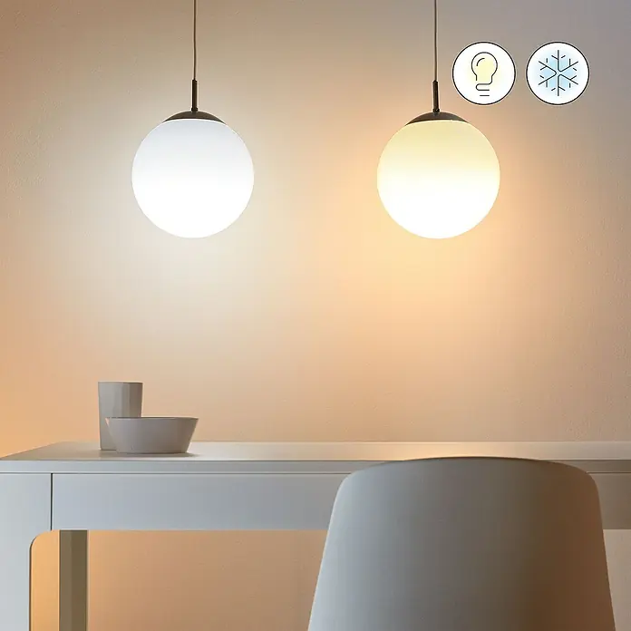 Philips Wiz Smart-LED-Lampe matter - E27, Dimmbar, Neutralweiß, 1.055 lm, 11 W, 1 Stk. - Zwei moderne Pendelleuchten mit runden, weißen Lampenschirmen in unterschiedlichen Farbtemperaturen über einem Tisch.