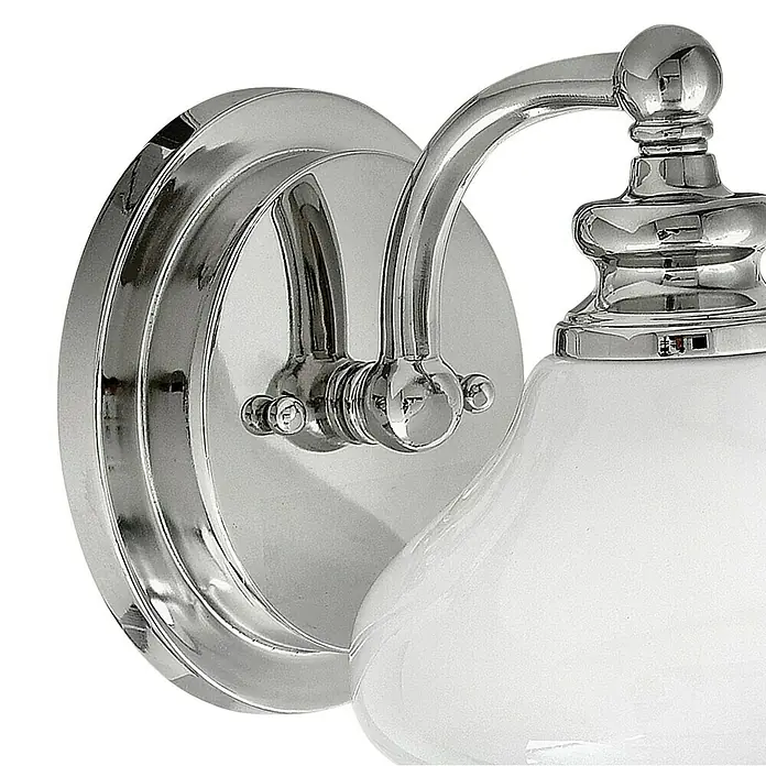Elstead LED-Wandleuchte Ainsley - 3 W, L x B x H: 20,6 x 16 x 19,1 cm, Chrom - Detailaufnahme einer Badezimmerleuchte mit glänzendem Chromfinish und einem weißen Lampenschirm, die Eleganz und Funktionalität vereint.