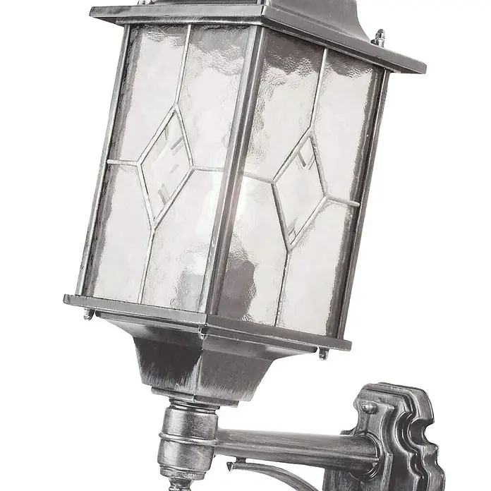 Elstead Außenwandleuchte Wexford - 60 W, 28,5 x 53,5 x 53,5 cm, Silber, IP44 - Nahaufnahme einer silbernen Außenwandleuchte mit klarem Glas und dekorativen Diamantdetails, die ein elegantes und helles Ambiente erzeugt.