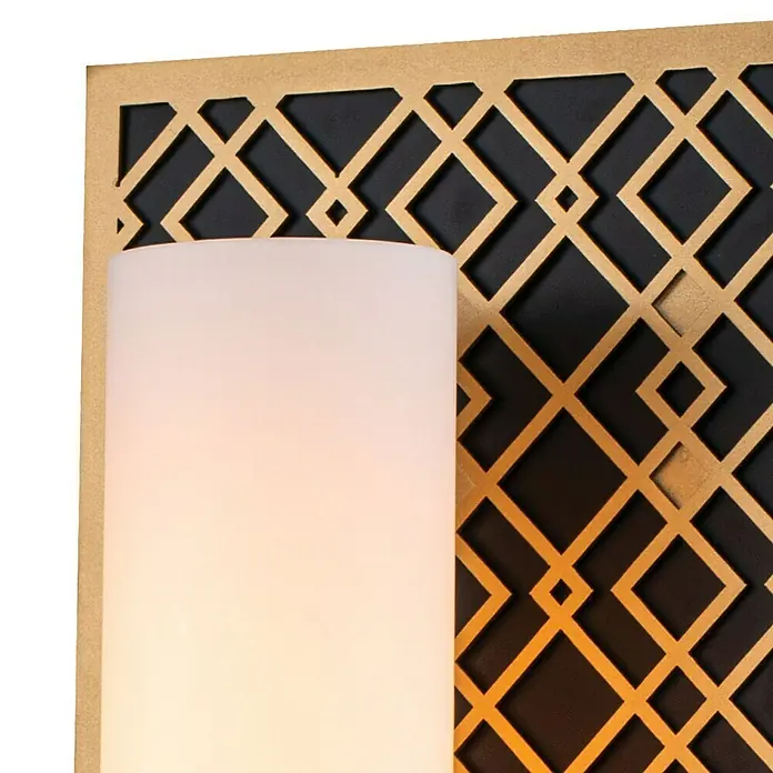 Elstead Wandleuchte Ziggy - 40 W, L x B x H: 11,4 x 15,2 x 34,3 cm, Gold, E27 - Nahaufnahme einer goldenen Wandleuchte mit geometrischem Muster und einem zylindrischen Lampenschirm, der ein warmes Licht ausstrahlt.