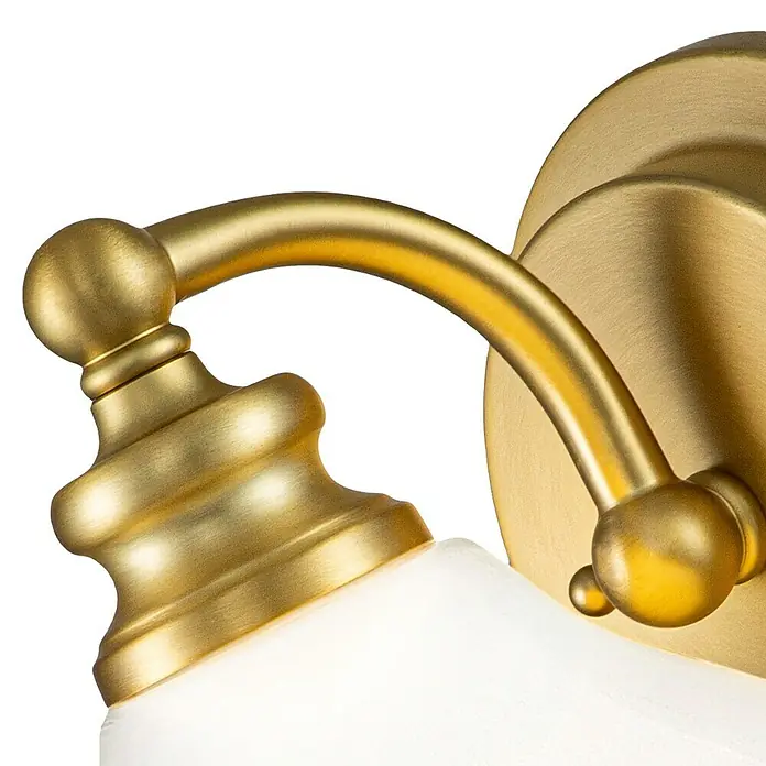 Elstead LED-Wandleuchte Ainsley - 3 W, L x B x H: 20,6 x 16 x 19,1 cm, Messing - Nahaufnahme einer goldenen Wandleuchte mit einem eleganten, geschwungenen Arm und einem milchig-weißen Lampenschirm, der warmes Licht ausstrahlt.