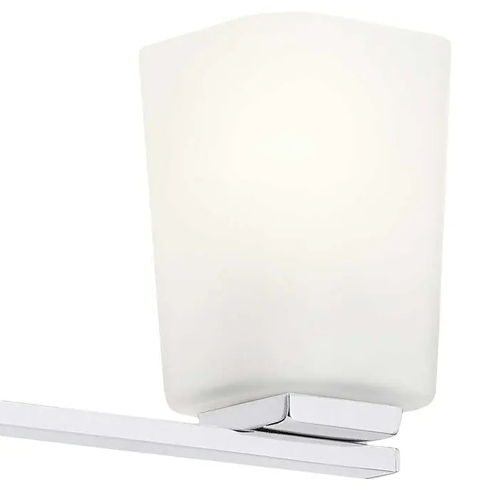Elstead LED-Wandleuchte Roehm - 3 W, L x B x H: 15,9 x 58,4 x 18,3 cm, Silber - Nahaufnahme einer modernen Badezimmerleuchte mit Milchglasabdeckung und Chromdetails, die eine elegante Beleuchtungslösung darstellt.