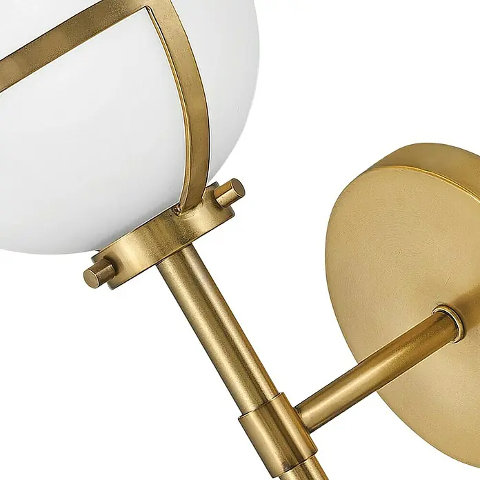 Elstead Wandleuchte Hollis - 40 W, L x B x H: 19 x 15,6 x 40,3 cm, Messing, E14, Opal - Nahaufnahme einer goldenen Wandleuchte mit weißem Lampenschirm, die ein warmes Licht in den Raum wirft. Elegantes Design für stilvolle Innenräume.