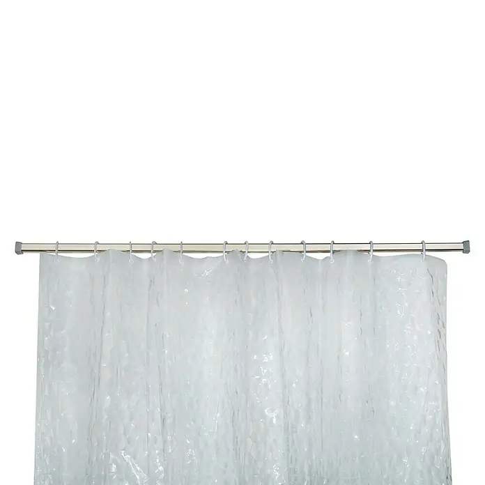 Venus Duschvorhangstange - 110 cm - 185 cm, Chrom - Eine transparente Duschvorhang mit einem subtilen Muster hängt an einer silbernen Stange mit passenden Ringen.