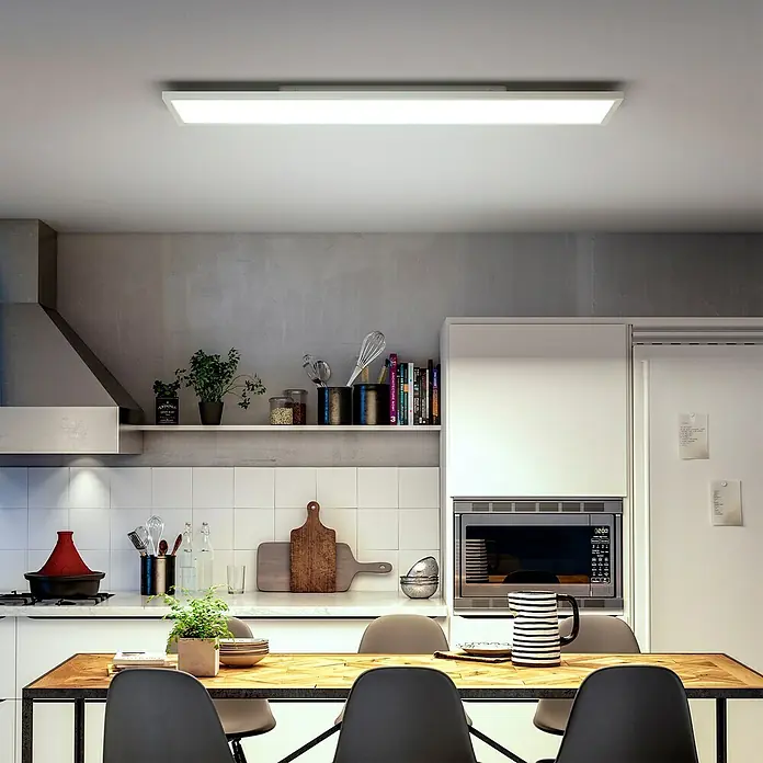 Philips Hue LED-Panel White Ambience Aurelle - 19 W, L x B x H: 120 x 30 x 4,8 cm, Warmweiß - Eine moderne Küchenbeleuchtung mit einer hellen, rechteckigen LED-Deckenleuchte, die den Raum gleichmäßig ausleuchtet.