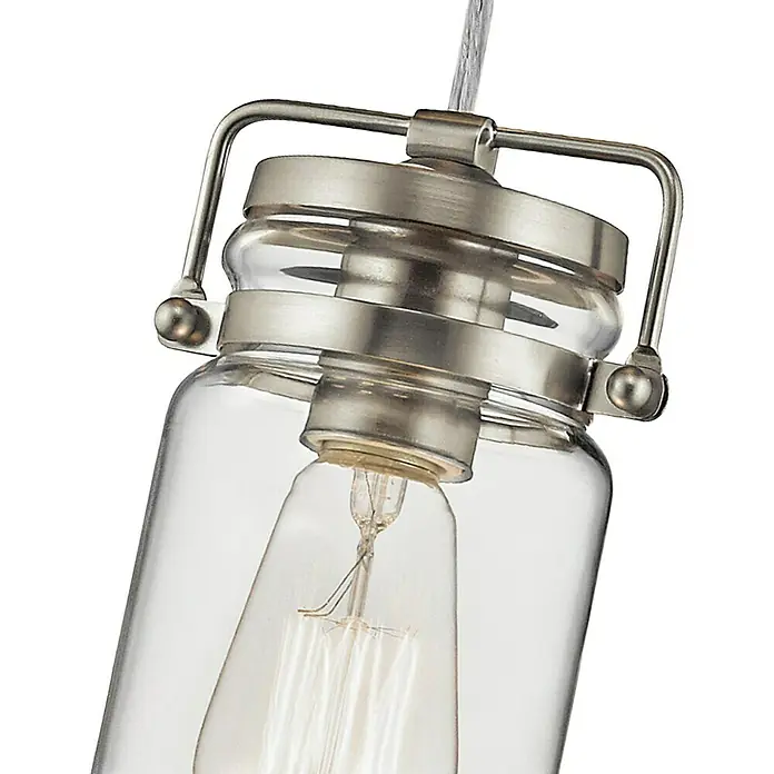 Elstead Pendelleuchte Brinley - 60 W, L x B x H: 12 x 12 x 25,6 cm, Nickel, E27 - Nahaufnahme einer Pendelleuchte im Einmachglas-Design mit Edison-Glühbirne und gebürstetem Nickel-Finish, die rustikalen Charme versprüht.