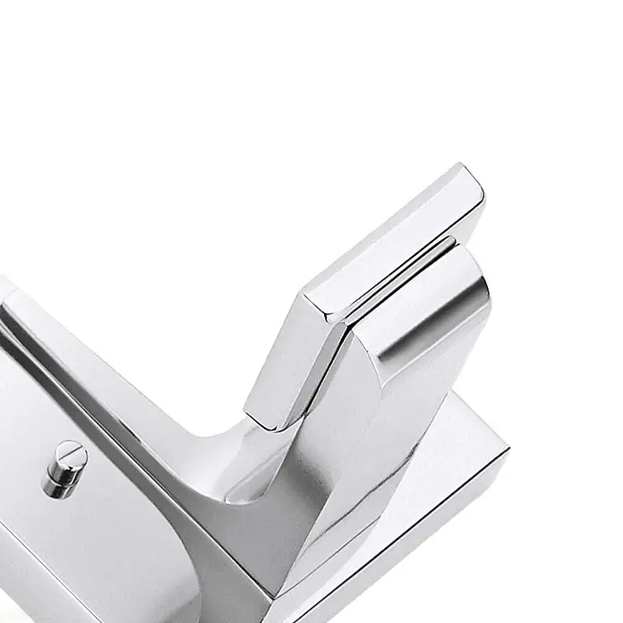 Elstead LED-Wandleuchte Roehm - 3 W, L x B x H: 16,5 x 11,4 x 17,3 cm, Silber - Detailansicht eines modernen, verchromten Türgriffs mit kantigem Design und Schraubverschluss. Elegante Türbeschläge für ein stilvolles Interieur.