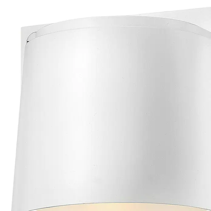 Elstead LED-Außenwandleuchte Scout - 7 W, 12 x 16,5 x 16,5 cm, Weiß, IP44 - Nahaufnahme einer modernen weißen Wandleuchte, die ein sanftes Licht ausstrahlt und ein minimalistisches Design aufweist.