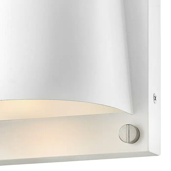 Elstead LED-Außenwandleuchte Scout - 7 W, 12 x 16,5 x 16,5 cm, Weiß, IP44 - Nahaufnahme einer weißen Wandleuchte mit einem gebogenen Lampenschirm, der ein sanftes, warmes Licht ausstrahlt.