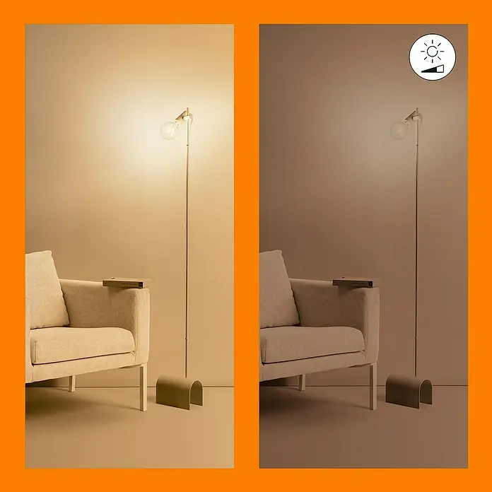 Philips Wiz Smart-LED-Lampe - E27, Dimmbar, Mehrfarbig, 806 lm, 6,7 W, G95 - Elegante Stehlampe mit einstellbarer Helligkeit neben einem bequemen Sessel, ideal für gemütliche Leseecken und entspannende Abende.