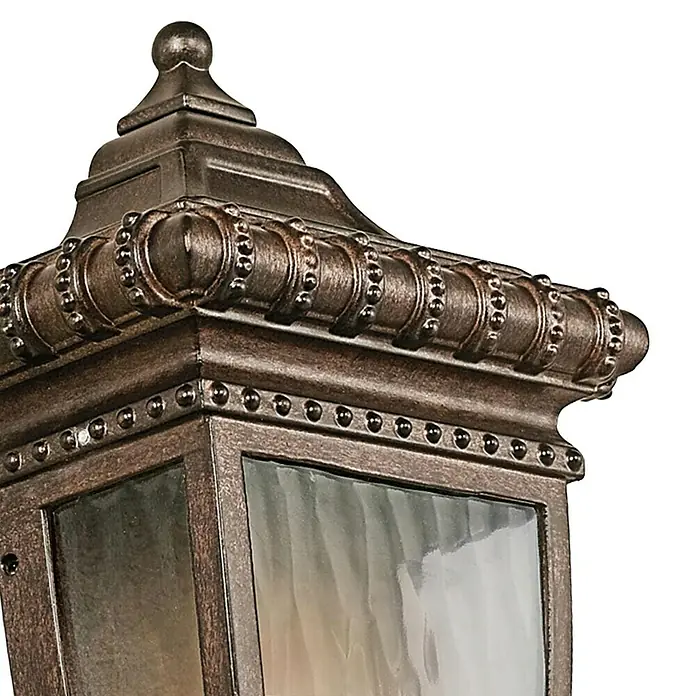 Elstead Außenwandleuchte Venetian rain - 60 W, 9,5 x 29,8 x 29,8 cm, Brushed Bronze, IP44 - Detailaufnahme einer rustikalen Außenleuchte mit dekorativen Elementen und Glasscheiben, die einen warmen Lichtschein verspricht.