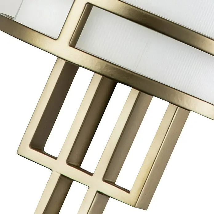 Elstead Wandleuchte Fusion - 60 W, L x B x H: 10,2 cm x 14,3 cm x 38,7 m, Messing, E27 - Nahaufnahme einer stilvollen, goldenen Lampe mit geometrischem Design und weichem, diffusem Licht.