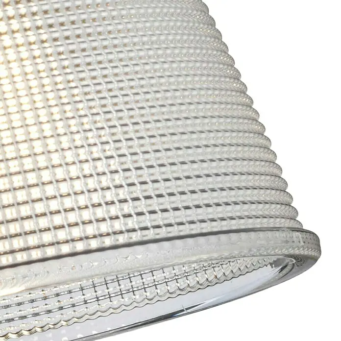Elstead LED-Wandleuchte Dublin - 3 W, L x B x H: 20 x 16,5 x 24,6 cm, Messing - Detailaufnahme einer stilvollen Lampe mit einem schimmernden, texturierten Glasschirm, der ein warmes Licht erzeugt.