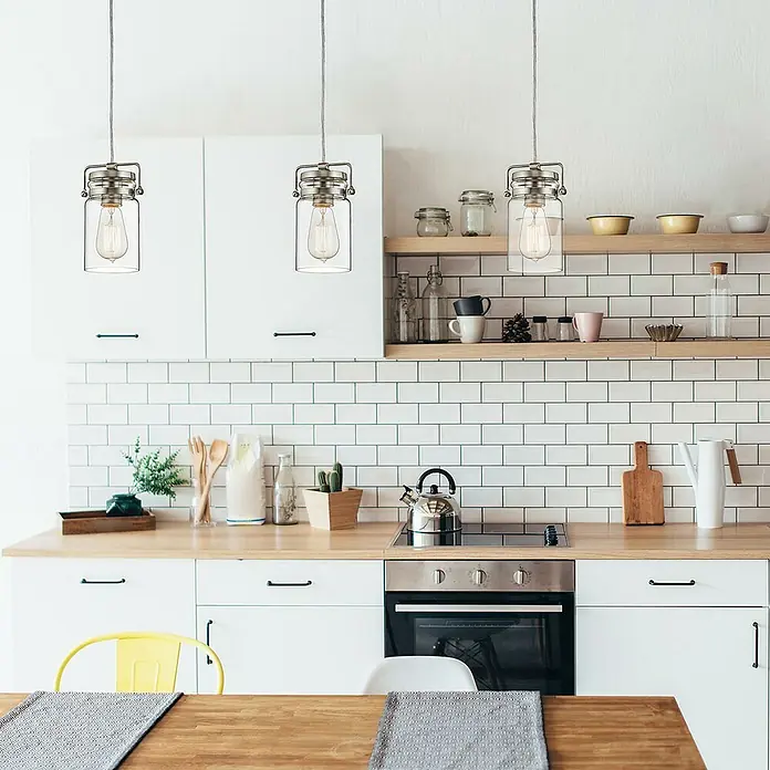 Elstead Pendelleuchte Brinley - 60 W, L x B x H: 12 x 12 x 25,6 cm, Nickel, E27 - Drei Mason Jar Pendelleuchten hängen über einer Küchentheke und verleihen dem Raum einen Hauch von rustikalem Charme.