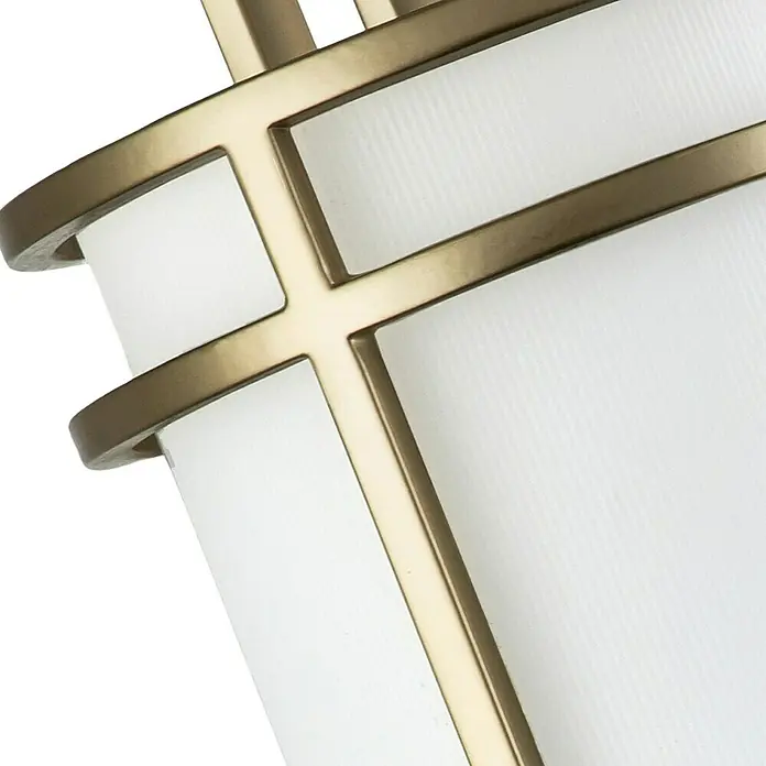 Elstead Wandleuchte Fusion - 60 W, L x B x H: 10,2 cm x 14,3 cm x 38,7 m, Messing, E27 - Nahaufnahme einer eleganten Wandleuchte mit goldenem Metallrahmen und weißem Lampenschirm, die ein modernes Design ausstrahlt.