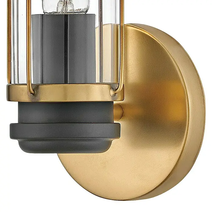 Elstead Wandleuchte Masthead - 40 W, L x B x H: 12,8 x 12,2 x 35,1 cm, Schwarz/ Messing, E14 - Nahaufnahme einer stilvollen Wandleuchte mit goldener Halterung und zylindrischem Lampenschirm, die eine moderne Beleuchtungslösung darstellt.