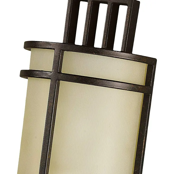 Elstead Wandleuchte Fusion - 60 W, L x B x H: 10,2 x 14,3 x 38,7 cm, Bronze, E27 - Nahaufnahme einer stilvollen Außenleuchte mit einem bronzefarbenen Rahmen und einer cremefarbenen, geriffelten Glasscheibe.