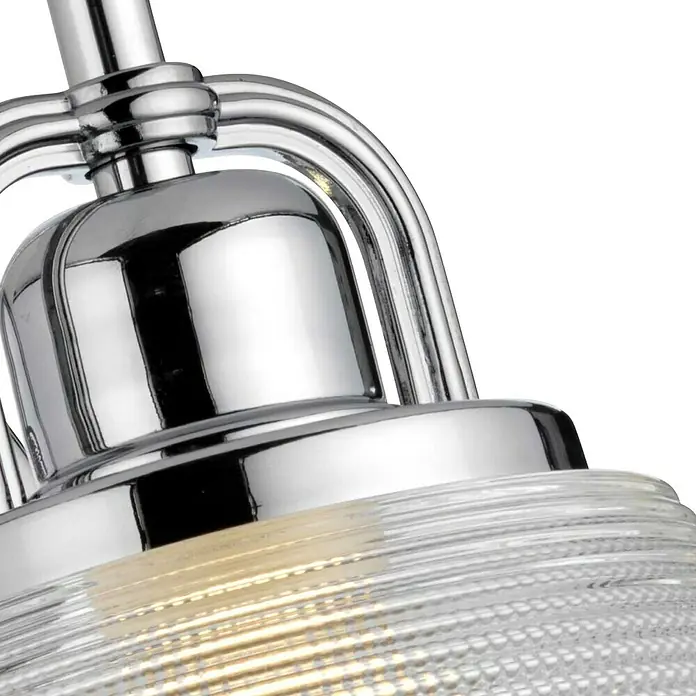 Elstead LED-Wandleuchte Dublin - 3 W, L x B x H: 20 x 16,5 x 24,6 cm, Chrom - Nahaufnahme einer verchromten Deckenleuchte mit klarem, geriffeltem Glasschirm, die ein warmes Licht ausstrahlt.