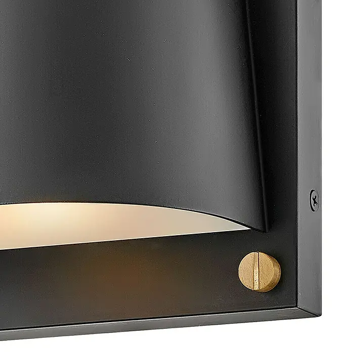 Elstead LED-Außenwandleuchte Scout - 7 W, 12 x 16,5 x 16,5 cm, Black, IP44 - Nahaufnahme einer modernen, schwarzen Wandleuchte mit einem dekorativen Holzakzent und warmem Lichtschein.