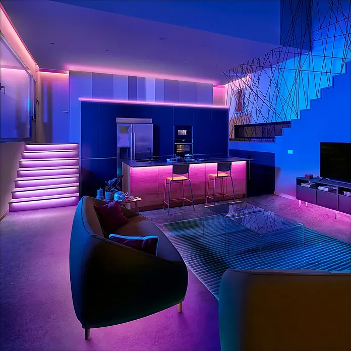Philips Wiz Smart-LED-Band - Länge: 4 m, RGBW, 6,5 W, 630 lm - Modernes Wohnzimmer mit LED-Beleuchtung an Treppe, Küche und Decke, das eine futuristische und einladende Atmosphäre schafft.