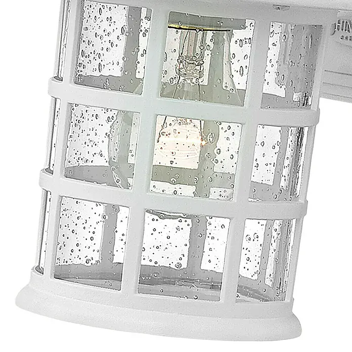 Elstead Außenwandleuchte Freeport - 60 W, 18,5 x 23,8 x 23,8 cm, Weiß, IP44 - Nahaufnahme einer stilvollen weißen Außenleuchte mit klarem, strukturiertem Glas, ideal für die Beleuchtung von Außenbereichen.