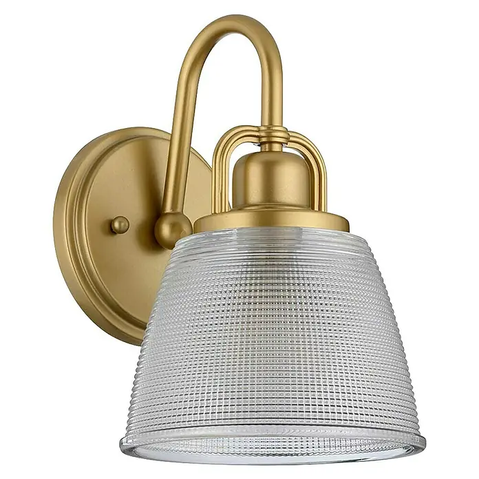 Elstead LED-Wandleuchte Dublin - 3 W, L x B x H: 20 x 16,5 x 24,6 cm, Messing - Nahaufnahme einer Wandleuchte mit einem goldenen Arm und einem durchsichtigen, geriffelten Lampenschirm, die ein warmes, einladendes Licht ausstrahlt.