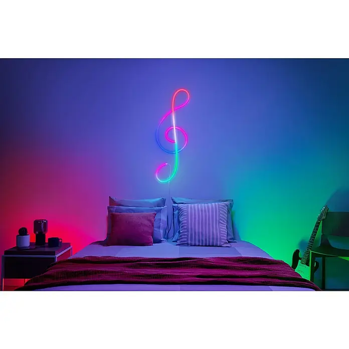 Philips Wiz Smart-LED-Band Neon - Länge: 3 m, RGBW, 24 W, 150 lm - Schlafzimmer mit einem Notenschlüssel aus Neonlicht an der Wand über einem Bett mit Gitarre und Nachttisch.