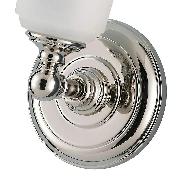 Elstead LED-Wandleuchte Hugenot - 3 W, L x B x H: 15,2 x 13,3 x 24,8 cm, Chrom, Warmweiß - Detailaufnahme einer polierten Nickel-Wandleuchte mit einem milchig-weißen Lampenschirm, die ein elegantes und modernes Design zeigt.