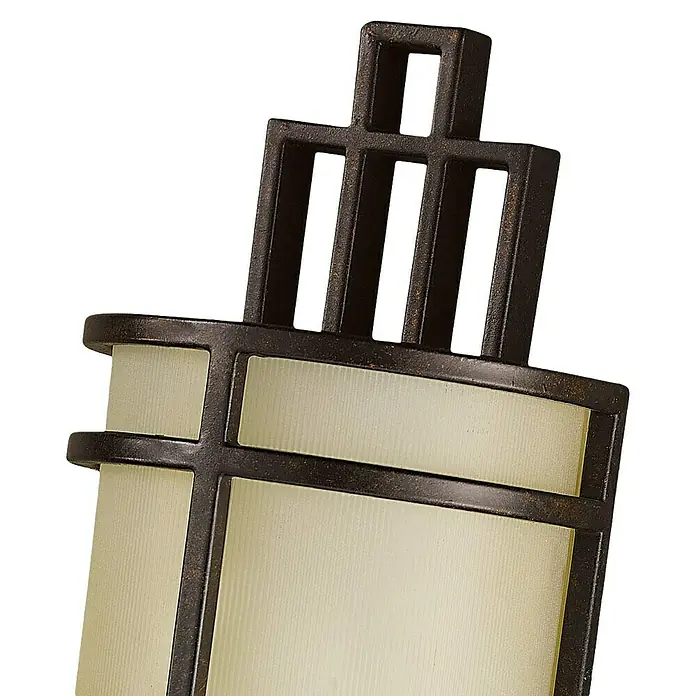 Elstead Wandleuchte Fusion - 60 W, L x B x H: 10,2 x 14,3 x 38,7 cm, Bronze, E27 - Nahaufnahme einer stilvollen Wandleuchte mit einem bronzefarbenen Metallrahmen und einem eleganten, cremefarbenen Lampenschirm für stimmungsvolle Beleuchtung.