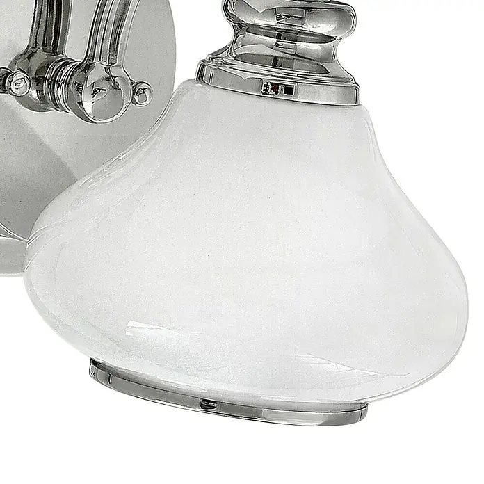 Elstead LED-Wandleuchte Ainsley - 3 W, L x B x H: 20,6 x 16 x 19,1 cm, Chrom - Nahaufnahme einer eleganten Wandleuchte mit einem glänzenden, weißen Glasschirm und polierten Chromdetails für stilvolle Beleuchtung.