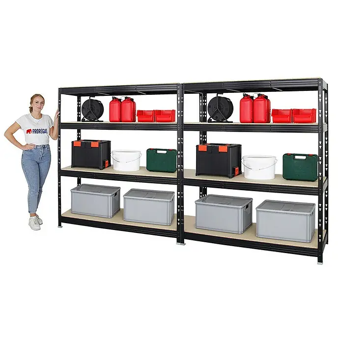 Proregal Schwerlastregal Mega Deal Profi RHINO - Traglast pro Boden: 500 kg, Anzahl Böden: 4 Stk., Stecken, Schwarz - Ein schwarzes, modulares Metallregalsystem mit vier Regalböden. Das Regal ist mit verschiedenen Behältern und Kisten gefüllt.