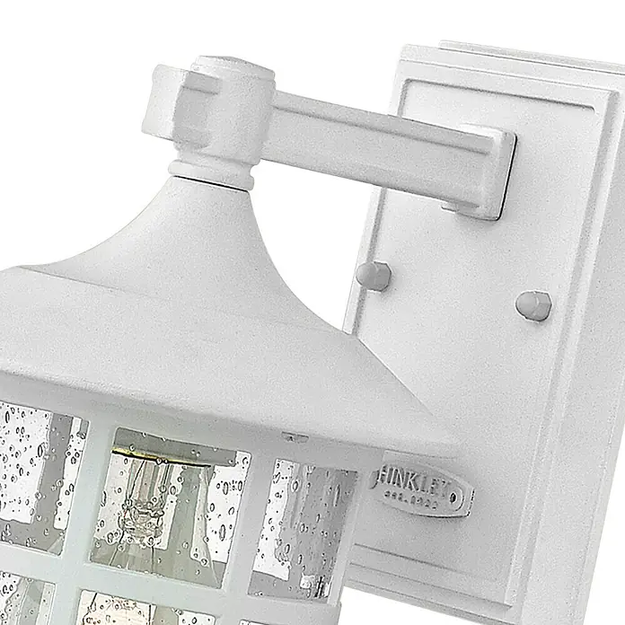 Elstead Außenwandleuchte Freeport - 60 W, 18,5 x 23,8 x 23,8 cm, Weiß, IP44 - Nahaufnahme einer weißen Hinkley Außenwandleuchte, die ein elegantes Design und hochwertige Verarbeitung zeigt.