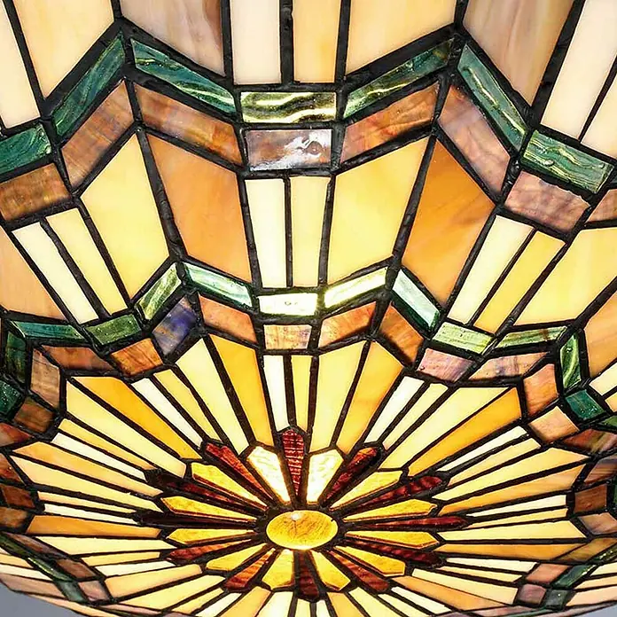 Elstead Deckenleuchte Alcott - 60 W, L x B x H: 42,1 x 42,1 x 13,5 cm, Bronze, E27 - Nahaufnahme einer Tiffany-Lampe mit gelben, grünen und braunen Glasstücken, die ein komplexes Muster bilden.