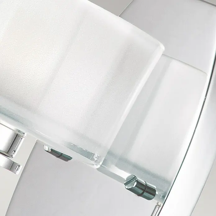 Elstead LED-Wandleuchte Meridian - 3 W, L x B x H: 16,5 x 12,7 x 20,3 cm, Chrom - Nahaufnahme einer modernen Wandleuchte mit satiniertem Glas und Chromdetails.
