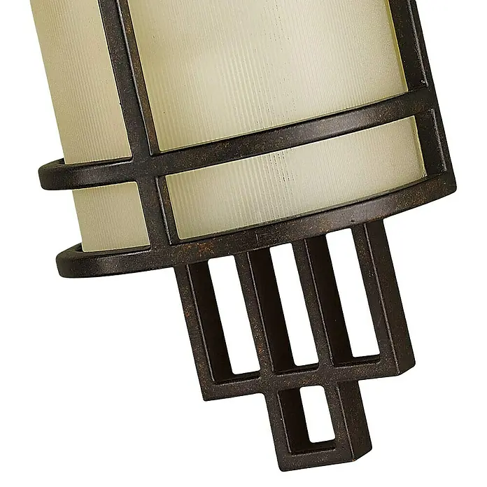 Elstead Wandleuchte Fusion - 60 W, L x B x H: 10,2 x 14,3 x 38,7 cm, Bronze, E27 - Nahaufnahme einer stilvollen Außenwandleuchte mit einem cremefarbenen Lampenschirm und einem dunklen, rustikalen Metallrahmen.