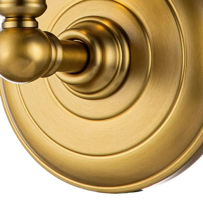 Elstead LED-Wandleuchte Hugenot - 3 W, L x B x H: 15,2 x 13,3 x 24,8 cm, Messing, Warmweiß - Nahaufnahme eines goldfarbenen Wandleuchters mit einer runden Basis und einem kugelförmigen Schirmträger, der Eleganz und Stil verkörpert.
