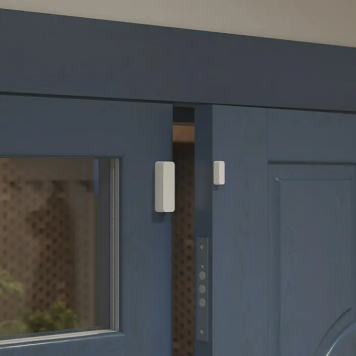 Philips Wiz Funk-Fensterkontakt - Weiß, 2,25 x 2,25 x 7,65 cm, 1 Stk. - Nahaufnahme einer blauen Tür mit installiertem Smart Home-Tür- und Fenstersensor zur Überwachung des Eingangs.