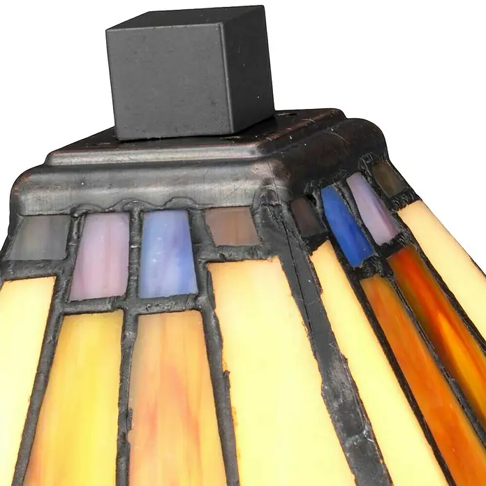 Elstead Tischleuchte Holmes Tiffany - 25 W, L x B x H: 12,5 cm x 12,5 mm x 30,5 cm, Bronze, Mehrfarbig, E14 - Nahaufnahme einer Tiffany-Lampe mit bunten Glasstücken und dunklen Metallakzenten, die ein warmes, einladendes Licht ausstrahlen.