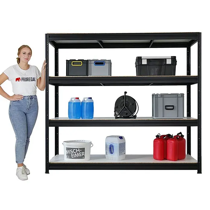 Proregal Schwerlastregal Mega Deal DINO - H x B x T: 180 x 200 x 60 cm, Traglast pro Boden: 500 kg, Anzahl Böden: 4 Stk., Stecken, Schwarz - Produktabbildung eines schwarzen Lagerregals mit vier Ebenen, auf denen verschiedene Behälter und Boxen stehen. Eine Frau steht daneben.