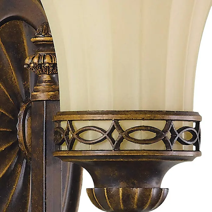 Elstead Wandleuchte Drawing - 60 W, L x B x H: 20,1 x 15,7 x 24,9 cm, Walnuss, E27 - Nahaufnahme einer Wandleuchte mit dekorativem Schirm und kunstvollen Details in Bronzeoptik. Elegantes Design für stimmungsvolle Beleuchtung.