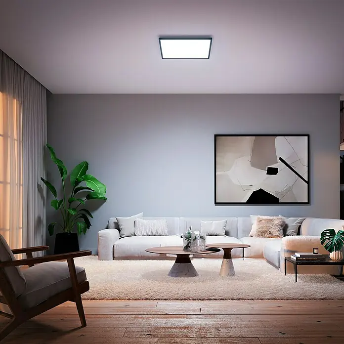 Philips Hue LED-Panel White Ambience Aurelle - 39 W, L x B x H: 60 x 60 x 4,6 cm, Schwarz, Warmweiß - Moderne Wohnraumansicht mit quadratischer LED-Deckenleuchte, die den Raum hell und effizient ausleuchtet.
