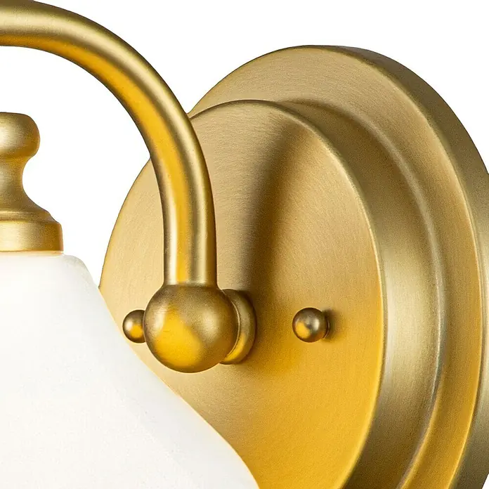 Elstead LED-Wandleuchte Ainsley - 3 W, L x B x H: 20,6 x 16 x 19,1 cm, Messing - Detailaufnahme einer goldenen Wandleuchte mit weißem Lampenschirm, die ein warmes und elegantes Ambiente verspricht.