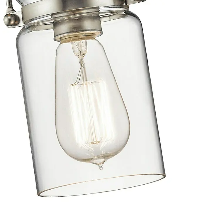Elstead Pendelleuchte Brinley - 60 W, L x B x H: 12 x 12 x 25,6 cm, Nickel, E27 - Nahaufnahme einer Edison-Glühbirne in einer Glaslampe, die ein warmes, einladendes Licht ausstrahlt.
