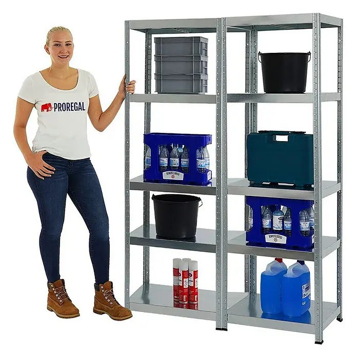 Proregal Metallregal Mega Deal Steel Eagle - Traglast pro Boden: 130 kg, Anzahl Böden: 5 Stk., Stecken, Verzinkt - Auf dem Bild sind zwei Regalgestelle mit diversen Gegenständen und eine Frau zu sehen. Die Regale sind silbern und gut gefüllt.