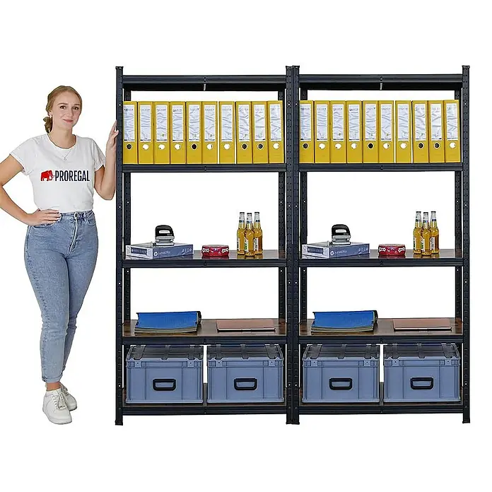 Proregal Metallregal Mega Deal All Black Series Ragnar - Traglast pro Boden: 100 kg, Anzahl Böden: 5 Stk., Stecken, Schwarz - Das Bild zeigt ein schwarzes Schwerlastregal mit gelben Ordnern, blauen Boxen und Deko-Artikeln, daneben eine Frau zur Größenreferenz.