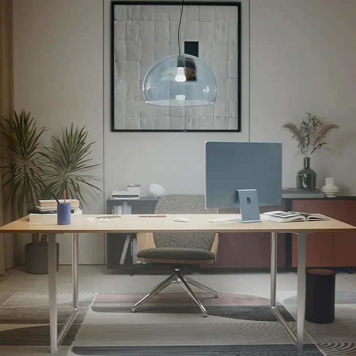 Philips Hue Smart-LED-Lampen Set White 1100 matter - E27, 8,1 W, 1.100 lm, 2 Stk. - Ein moderner Arbeitsbereich mit einem eleganten Schreibtisch, einem minimalistischen Computer und einer stilvollen Pendelleuchte.