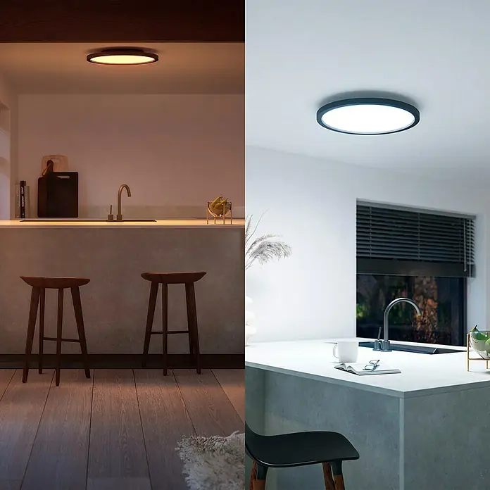 Philips Hue LED-Panel rund White Ambience Aurelle - 21 W, Ø x H: 39,5 x 4,7 cm, Schwarz, Warmweiß - Vergleich zweier Küchen mit derselben runden Deckenleuchte, die warmes und kühles Licht ausstrahlt.