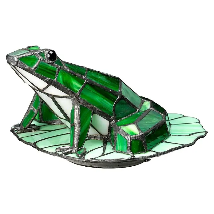 Elstead LED-Tischleuchte Tiffany - 28 W, L x B x H: 22,8 x 22 x 13,2 cm, Grün, Warmweiß, Frosch - Diese Nahaufnahme zeigt eine wunderschöne grüne Frosch-Tischlampe im Tiffany-Stil, die mit viel Liebe zum Detail gefertigt wurde und auf einem Seerosenblatt sitzt.