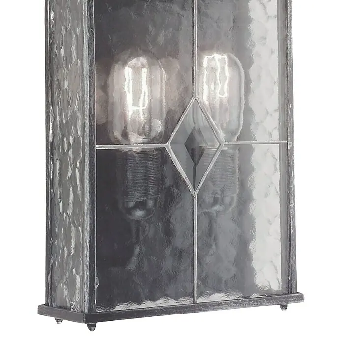 Elstead Außenwandleuchte Wexford - 60 W, 8,6 x 33,8 x 33,8 cm, Silber, IP23 - Nahaufnahme einer stilvollen Außenwandleuchte mit dekorativem Glas und zwei Glühbirnen, die warmes Licht spenden.